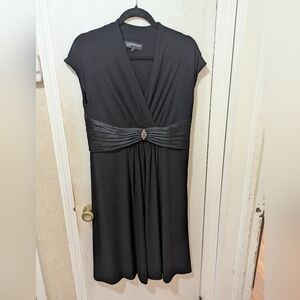 Jones New York Size 12 Sleeveless Black V-neck Dress